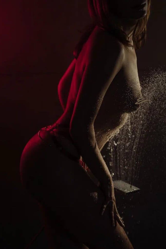 Ню фотосессия в студия с ванной и душем (1)