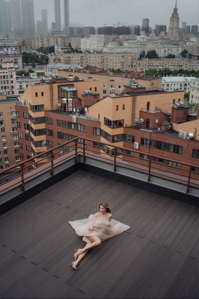Ню фотоссесия на веранде с видом на город (1)